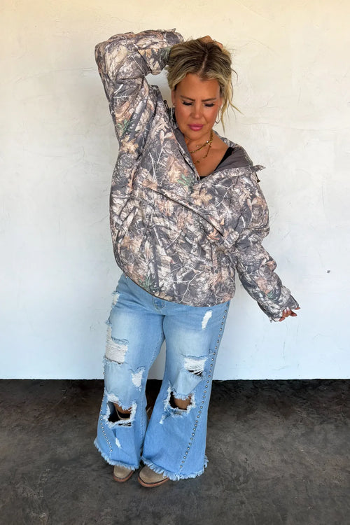 Outdoorsy Peyton Puffer Jacket in Woods Camo showing front pocket